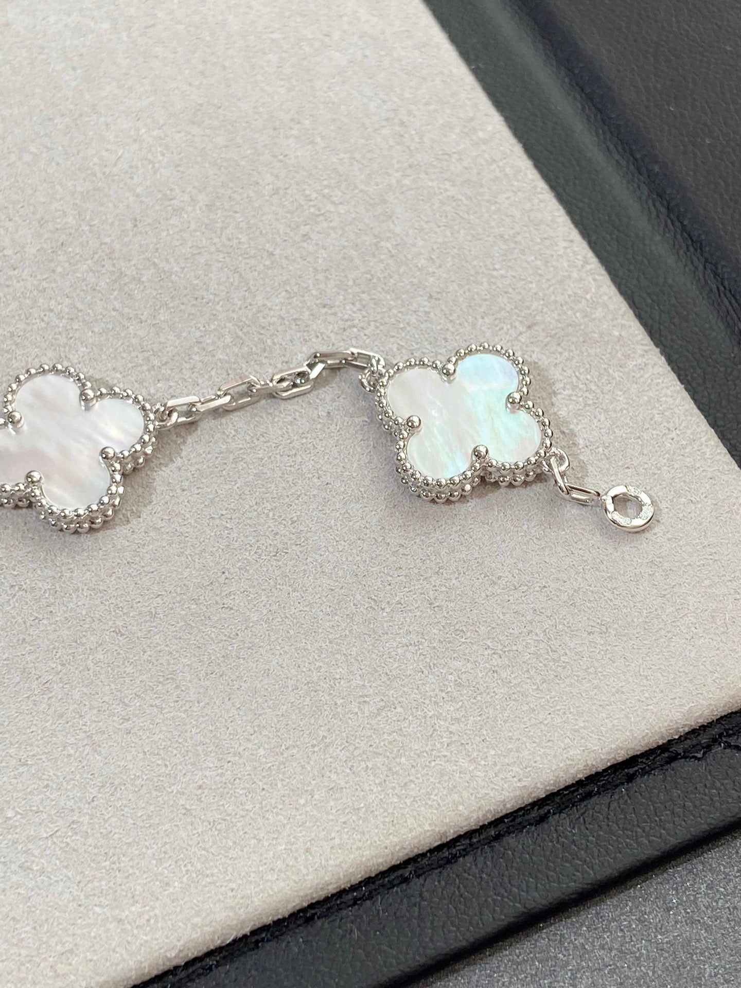 [Eternal Jewelry]CLOVER SILVER MOP 5 MOTIF BRACELET