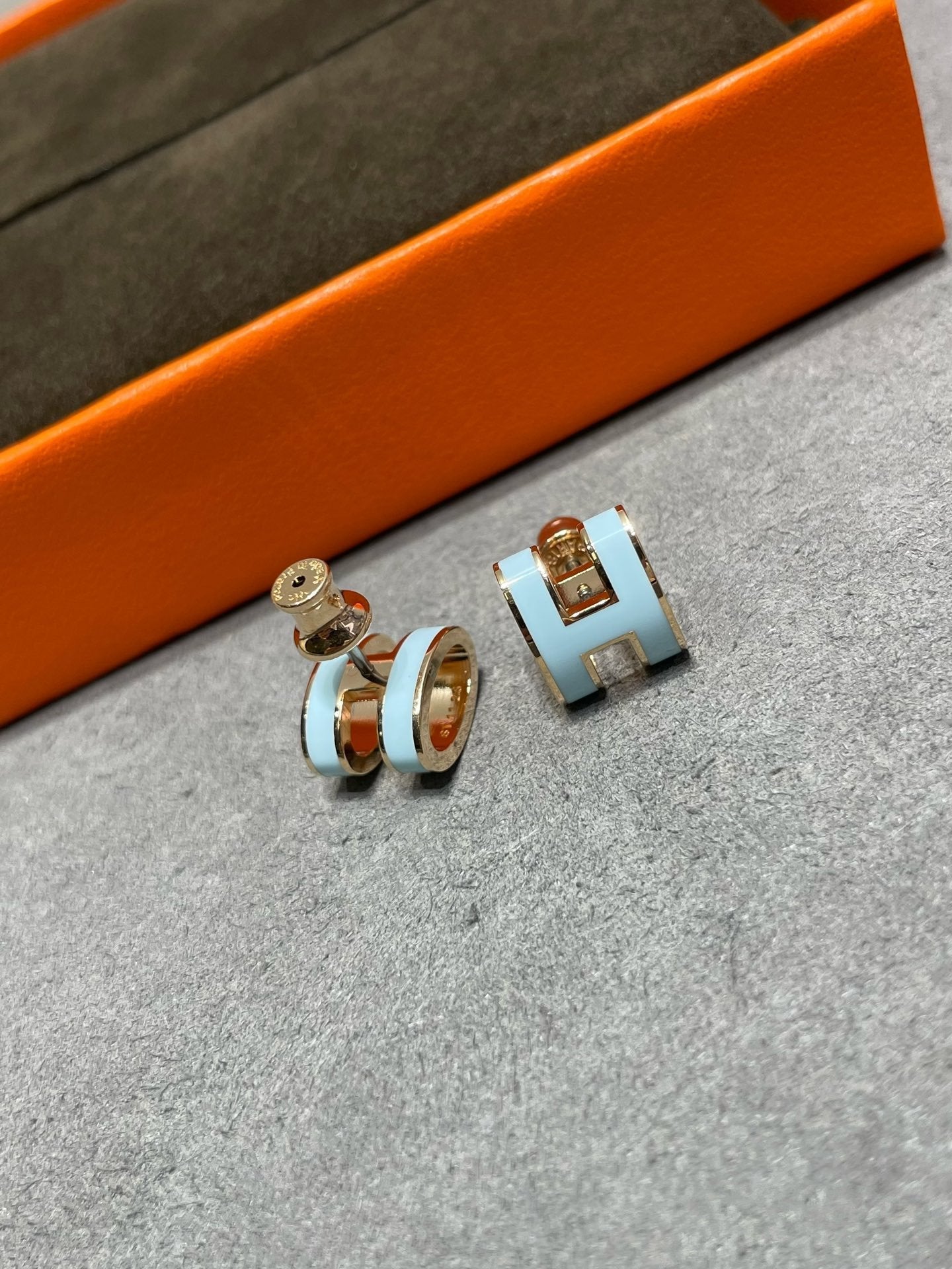 [Eternal Jewelry]POP H SKY BLUE STUD EARRINGS