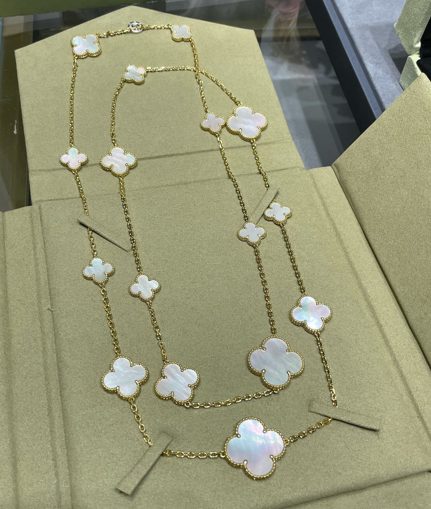 [Eternal Jewelry]CLOVER 16 MOTIF WHITE MOP GOLD NECKLACE