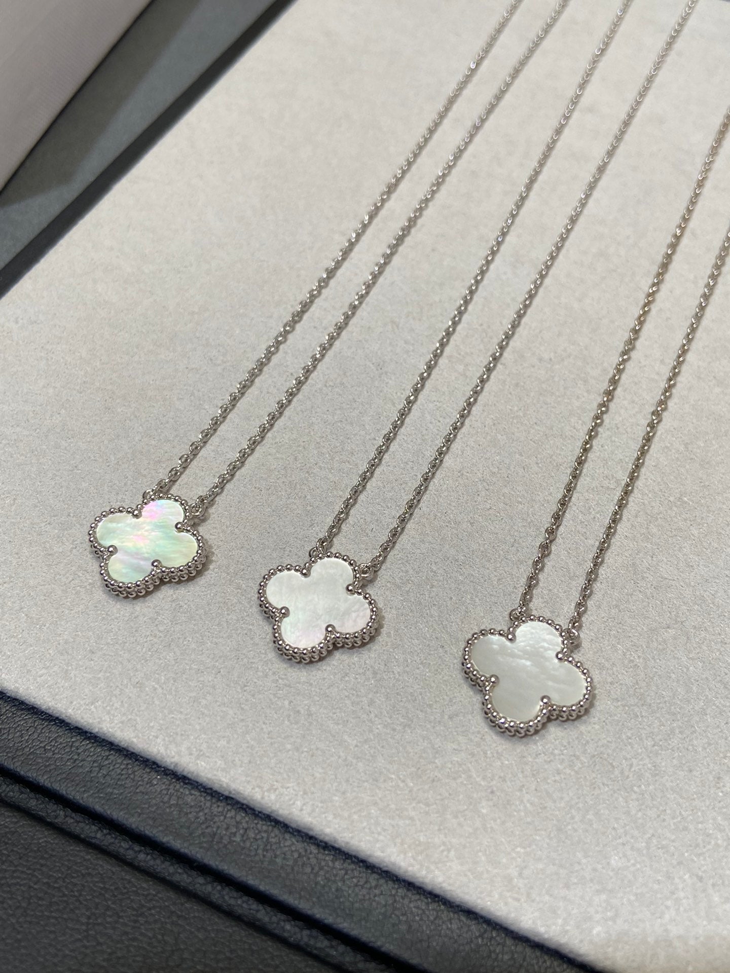 [Eternal Jewelry]CLOVER MEDIUM SILVER WHITE MOP NECKLACE