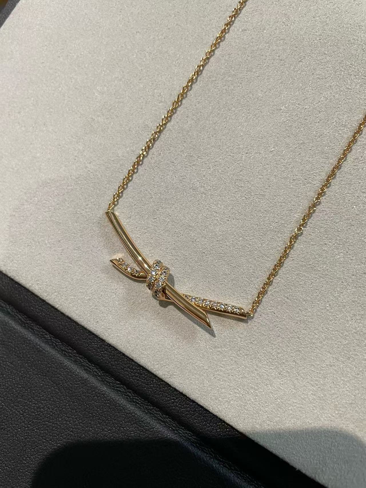 [Eternal Jewelry]T House Diamond-Studded Knot Necklace