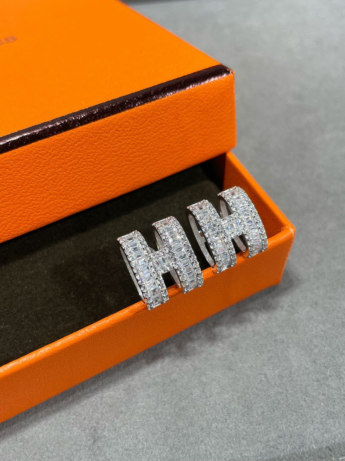 [Eternal Jewelry]H STUD EARRINGS WITH SILVER DIAMONDS