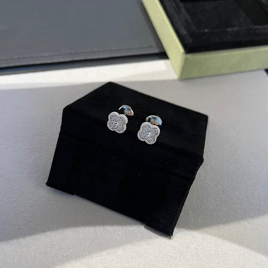 [Eternal Jewelry]CLOVER MINI DIAMOND STUD EARRINGS